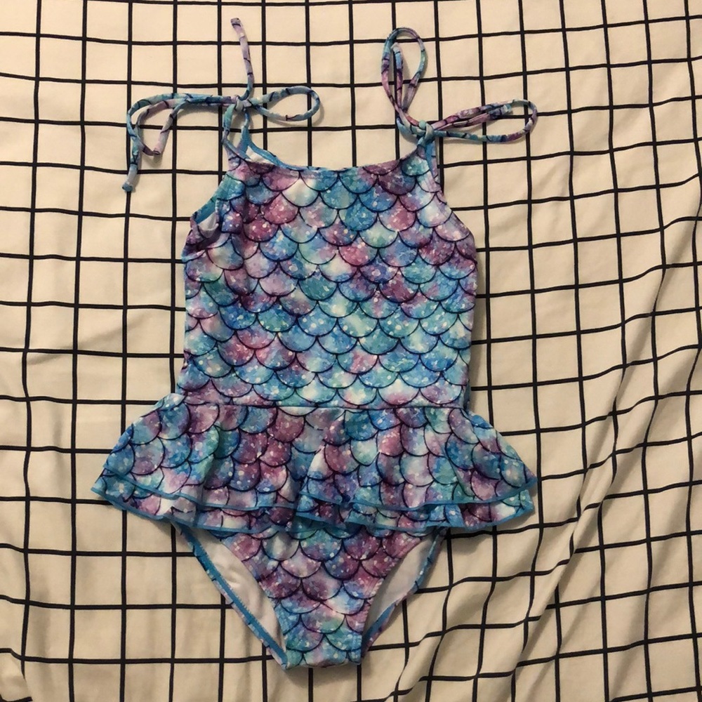 little girls swimsuit, size 135